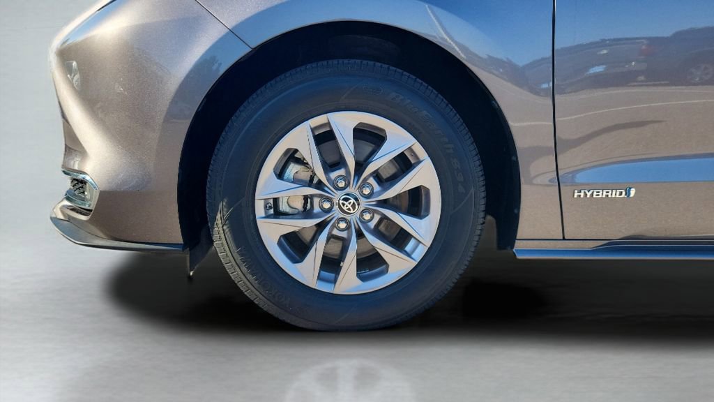 Used 2021 Toyota Sienna XLE FWD image 28