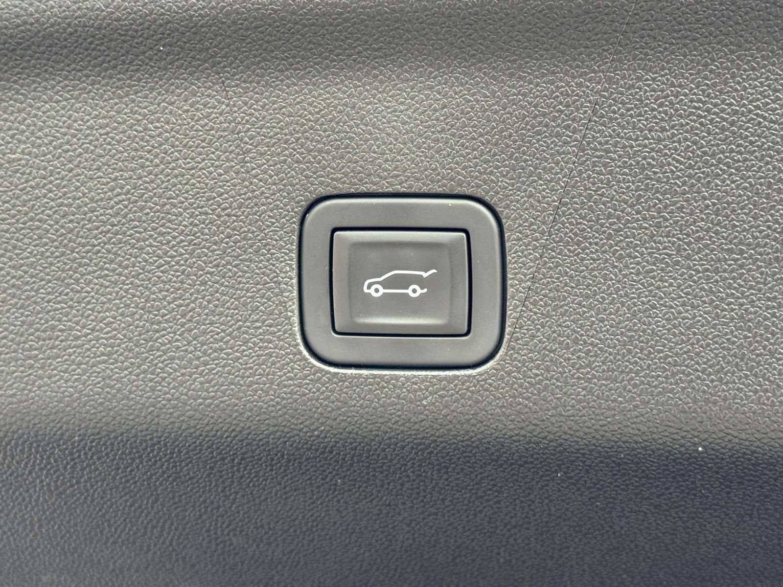 Used 2025 GMC Yukon Denali AWD/4WD image 28