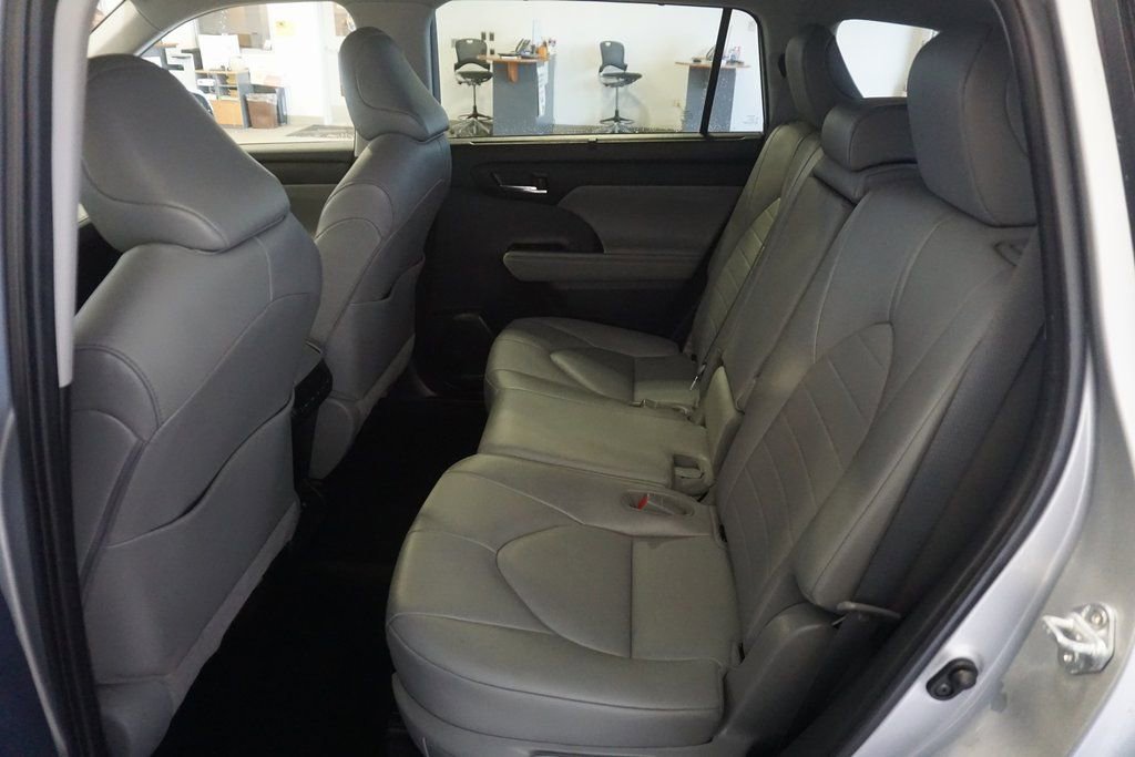 Used 2021 Toyota Highlander XLE image 20