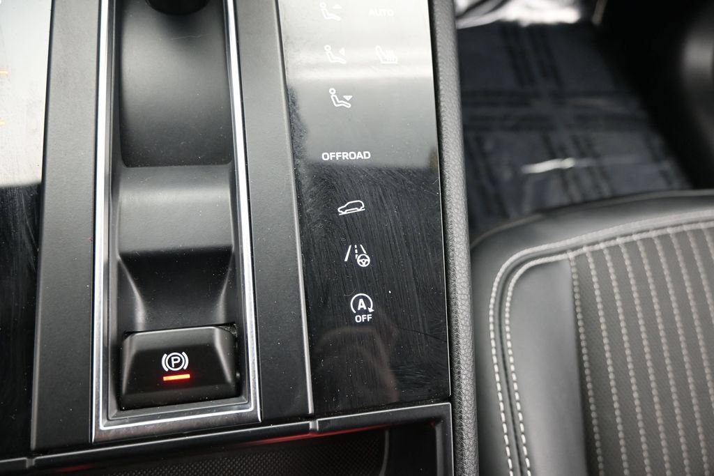 Used 2024 Porsche Macan Turbo AWD/4WD image 32