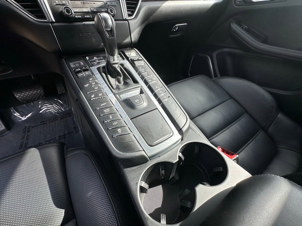 Certified 2018 Porsche Macan Turbo AWD/4WD image 33