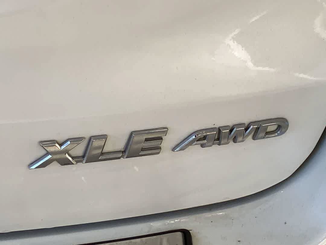 Used 2019 Toyota Highlander XLE AWD/4WD image 12
