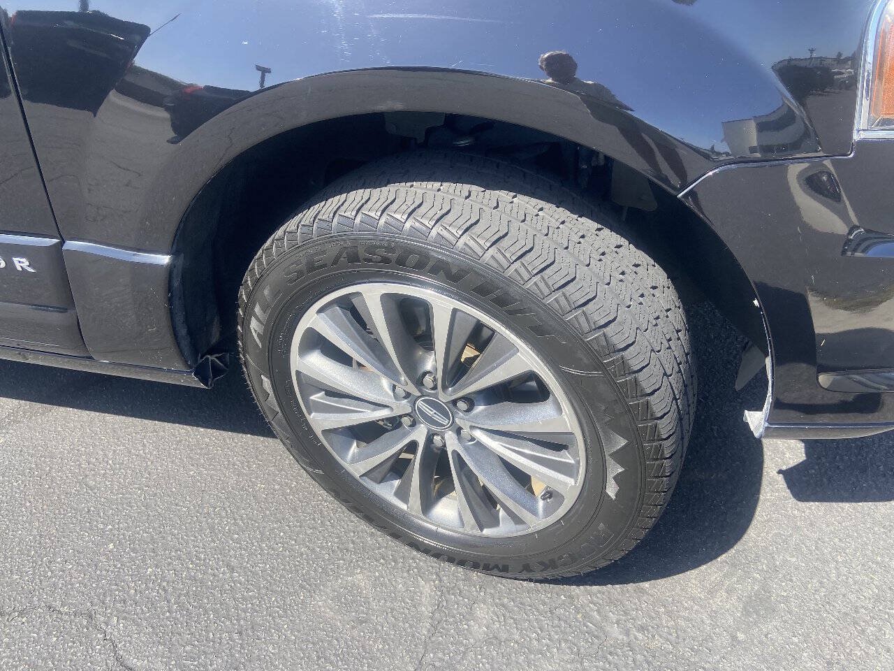 Used 2017 Lincoln Navigator Select AWD/4WD image 5