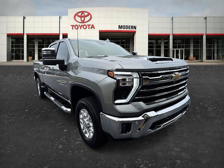 Used 2025 Chevrolet Silverado 2500 LTZ w/ LTZ Premium Package AWD/4WD image 3