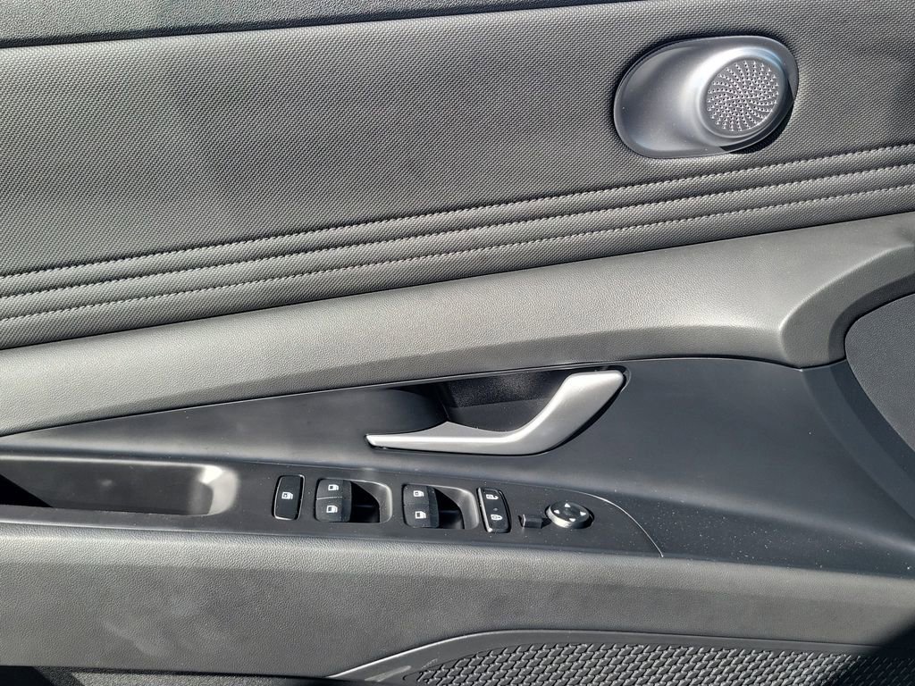 Used 2023 Hyundai Elantra SEL w/ Convenience Package image 16