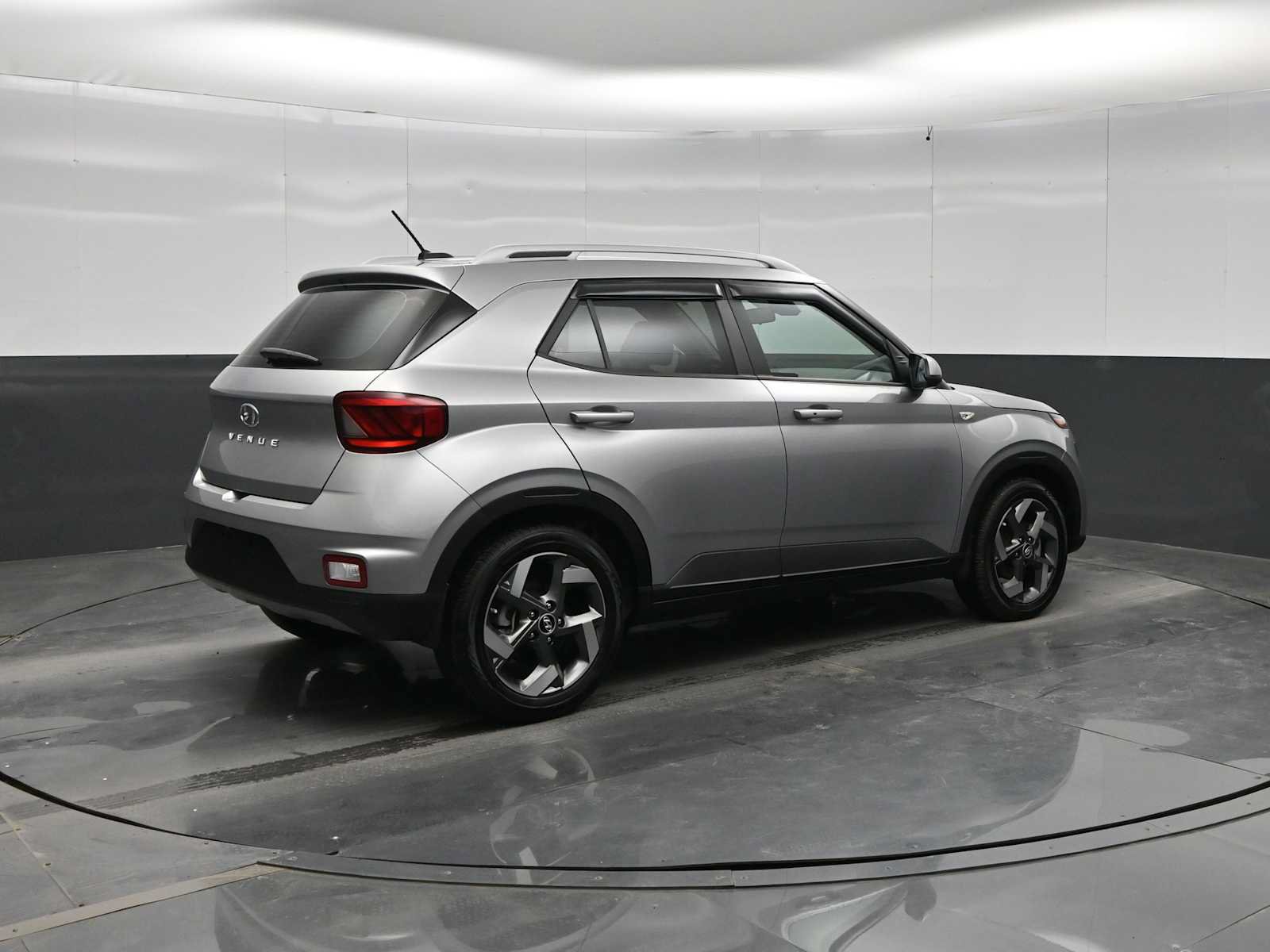 Used 2024 Hyundai Venue SEL FWD image 8