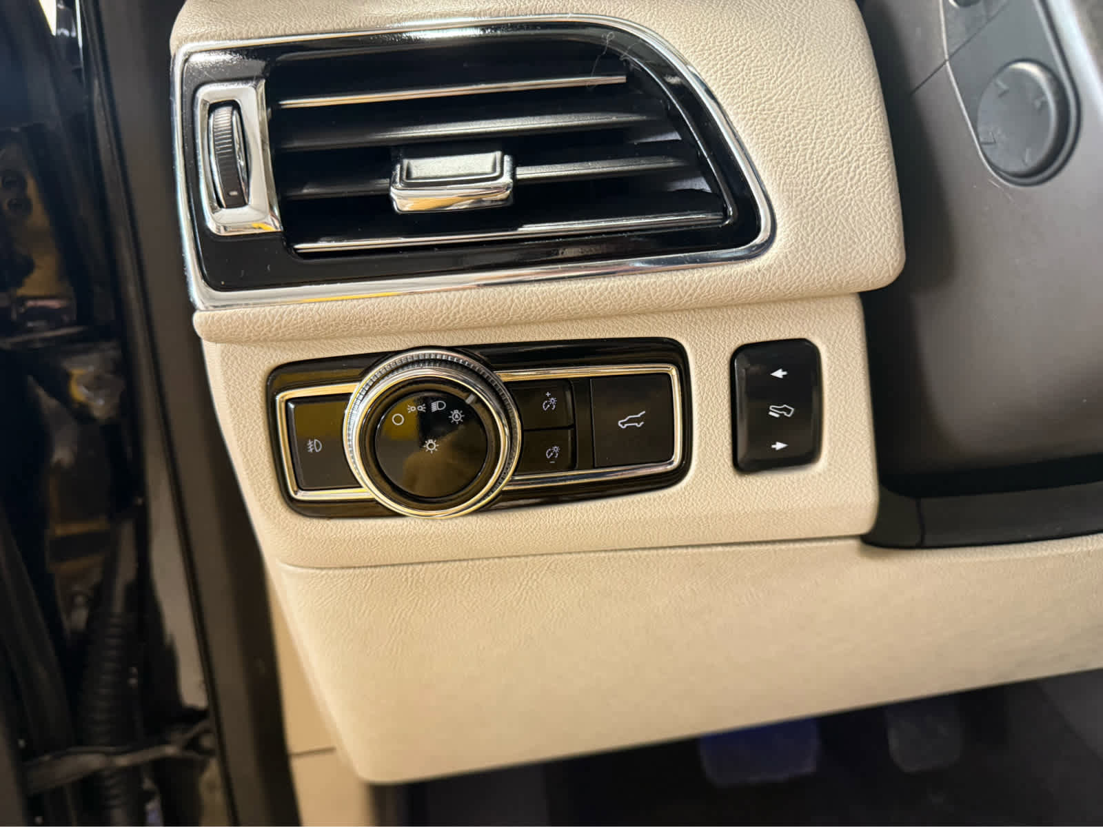 Used 2020 Lincoln Navigator Reserve w/ Equipment Group 208A Reserve image 10