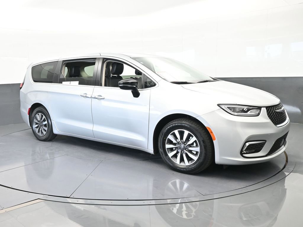 Used 2024 Chrysler Pacifica Select image 8