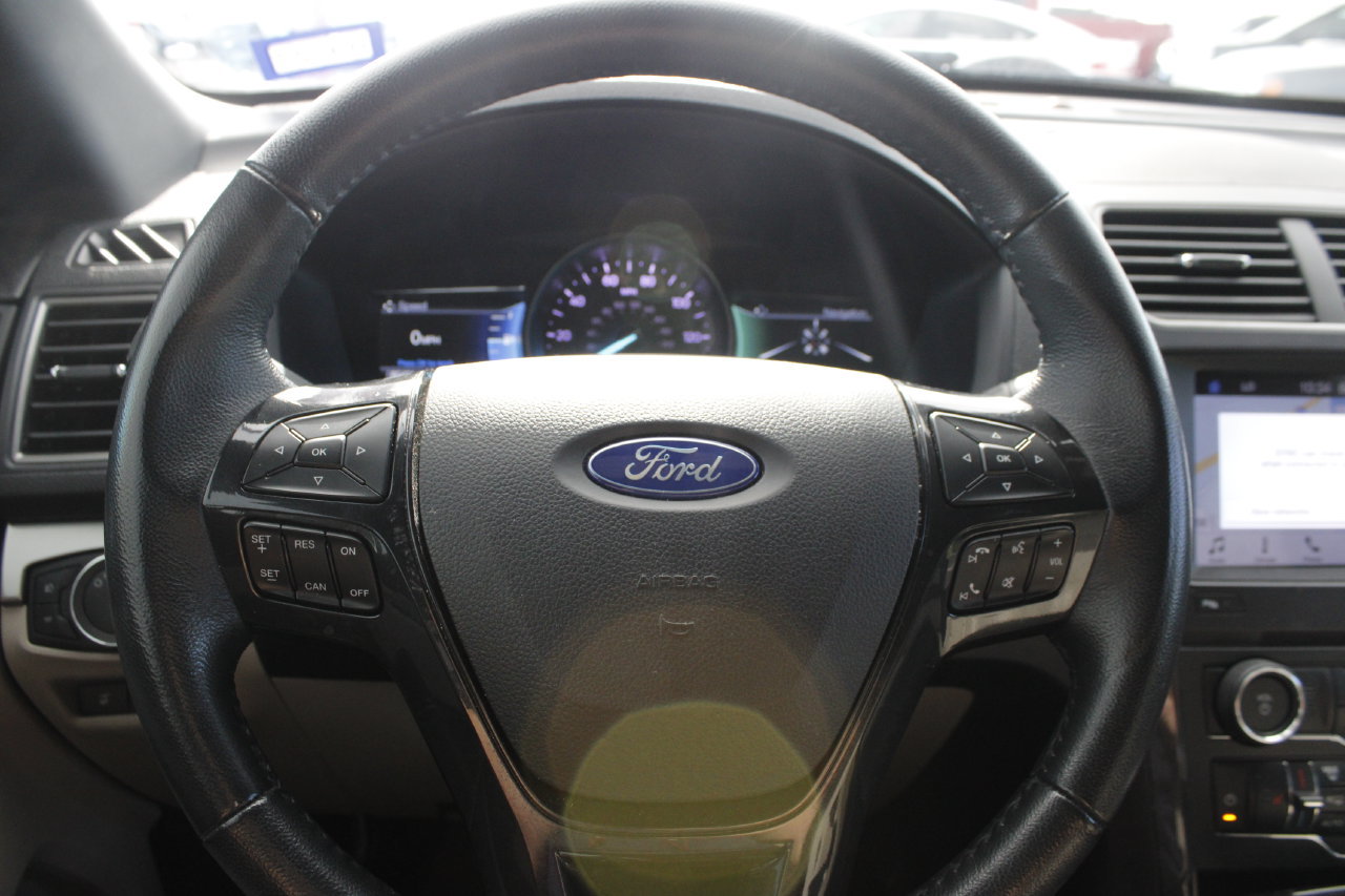 Used 2018 Ford Explorer XLT w/ Equipment Group 202A FWD image 12