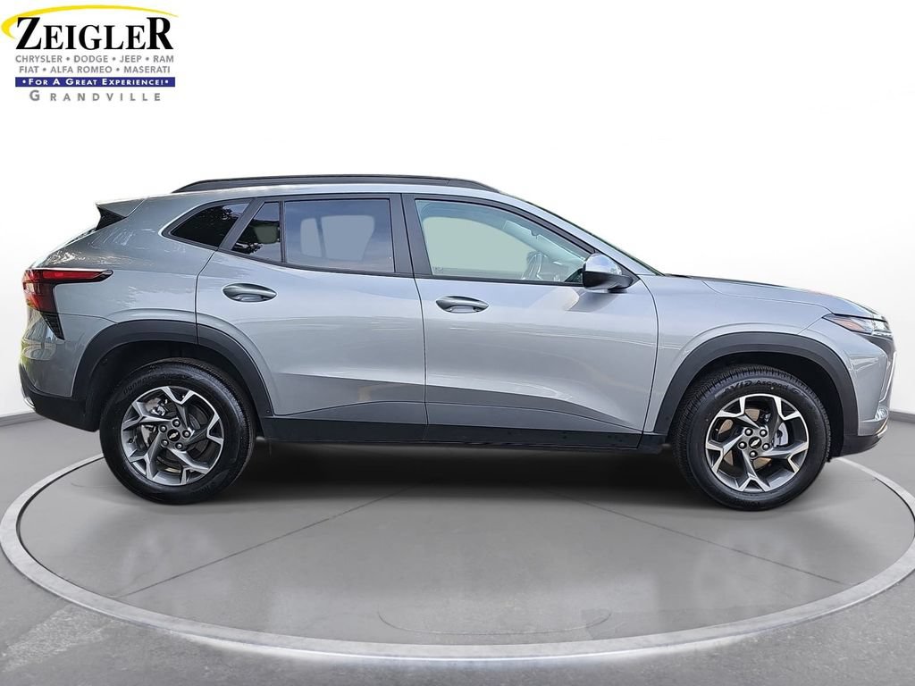 Used 2025 Chevrolet Trax LT w/ LT Convenience Package FWD image 4