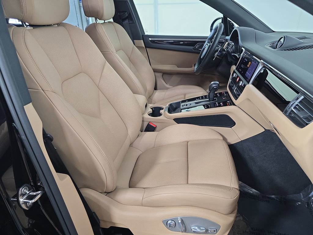 Certified 2025 Porsche Macan AWD/4WD image 27