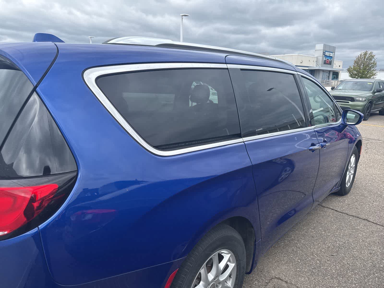 Used 2021 Chrysler Pacifica Touring-L w/ Uconnect Theater Family Group FWD image 25