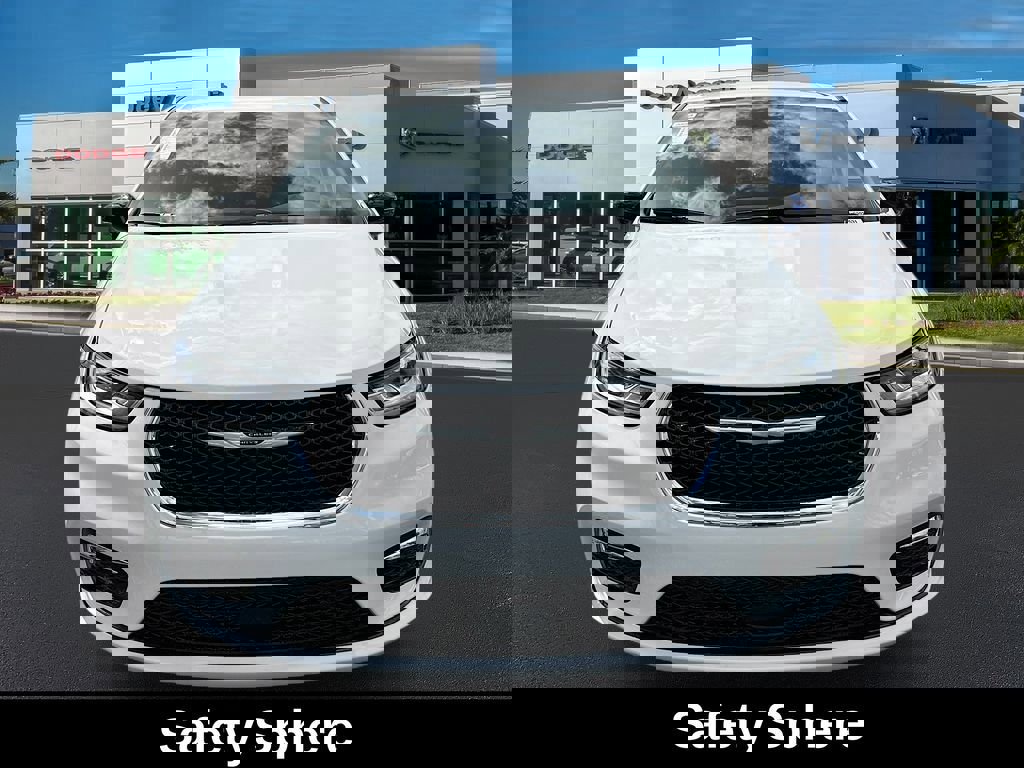 New 2026 Chrysler Pacifica Select image 2