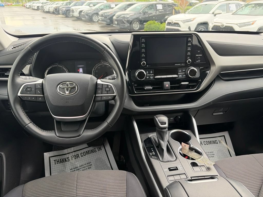 Used 2022 Toyota Highlander LE AWD/4WD image 25