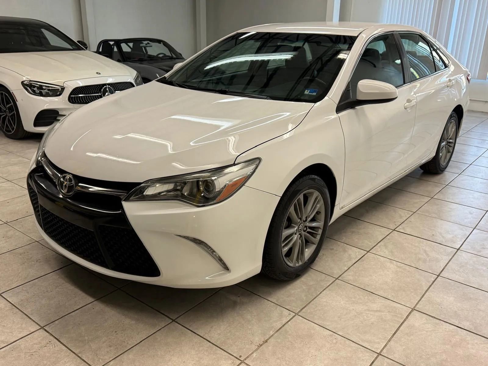 Used 2017 Toyota Camry SE image 3
