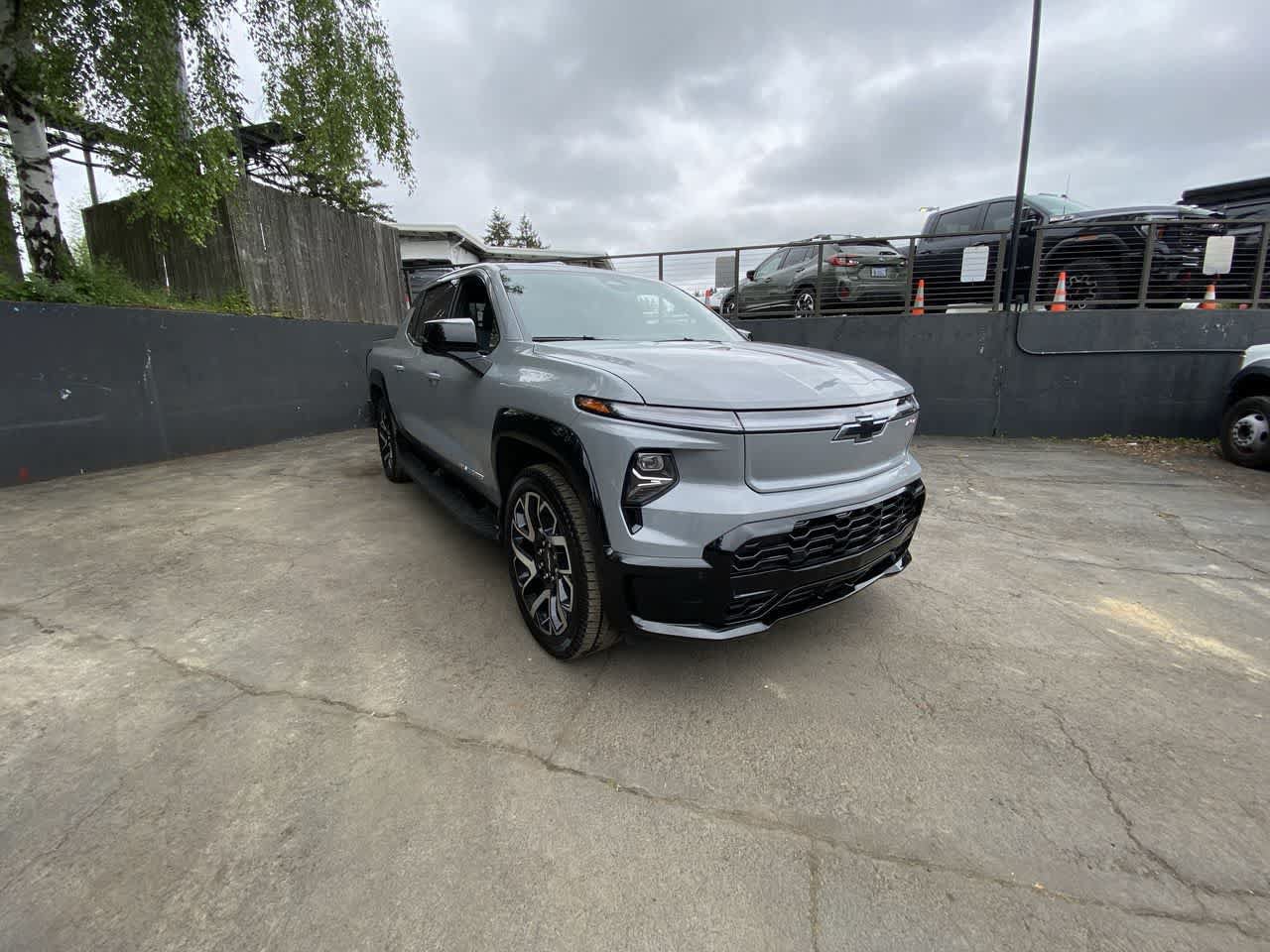 Used 2025 Chevrolet Silverado EV RST AWD/4WD image 8