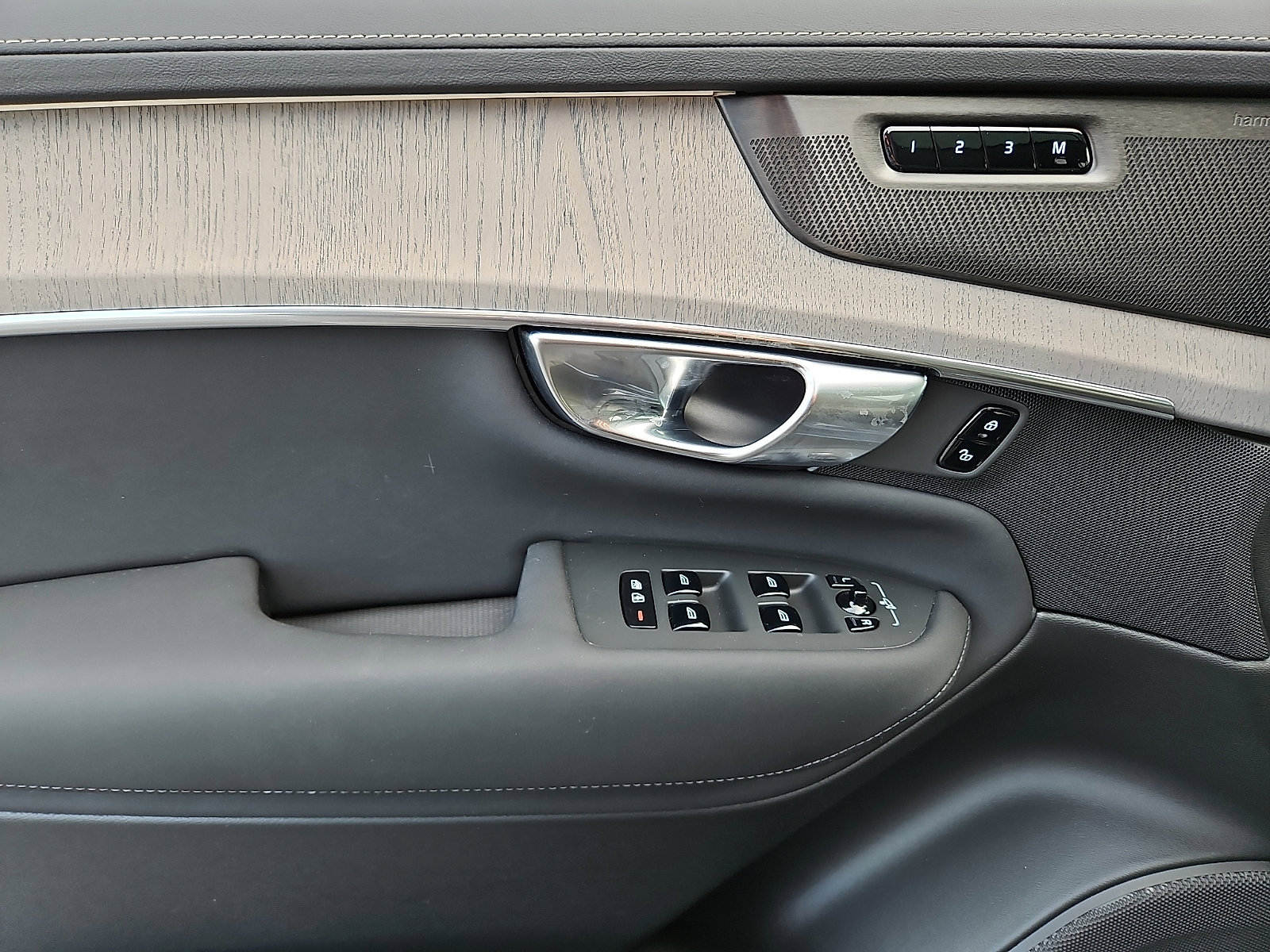 Certified 2025 Volvo XC90 T8 Ultra w/ Protection Package Premier image 12