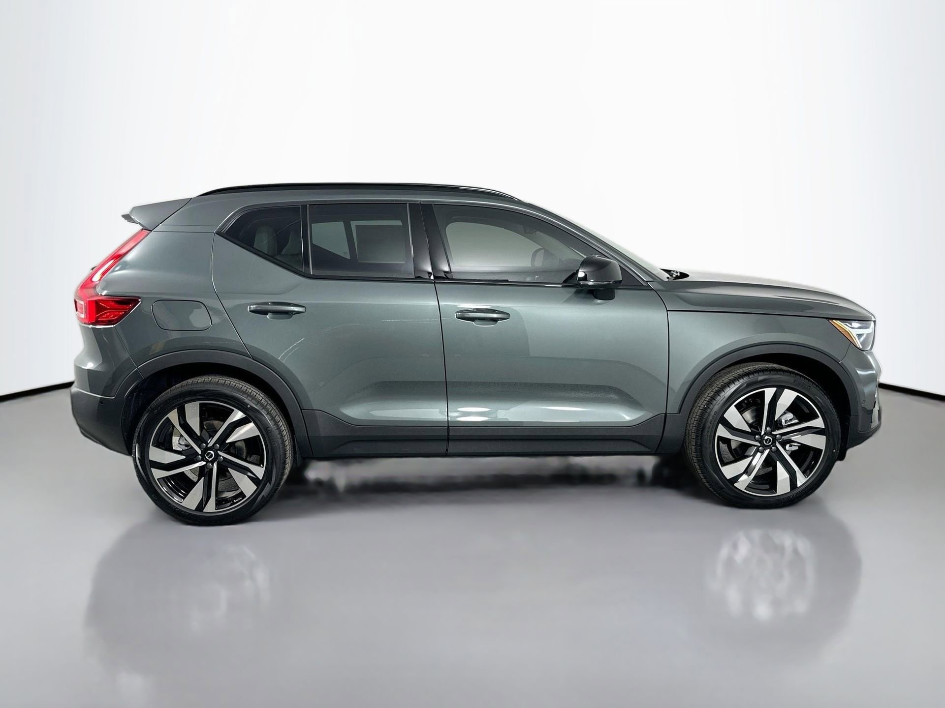 New 2026 Volvo XC40 B4 Plus w/ Protection Package Premier FWD image 4