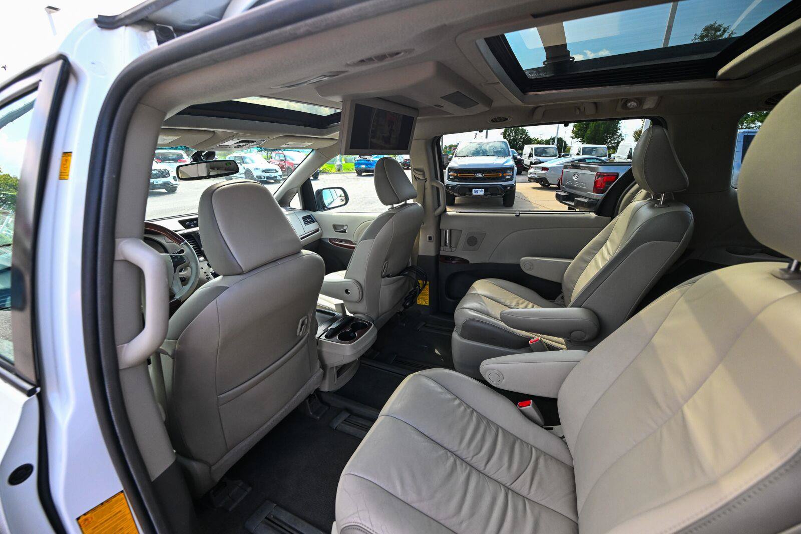 Used 2011 Toyota Sienna Limited w/ Premium Pkg FWD image 22