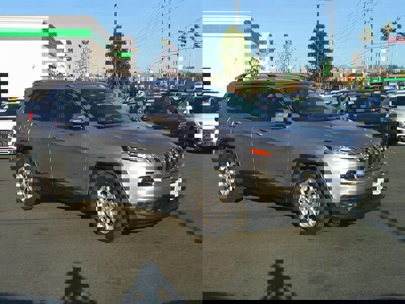 Used 2018 Jeep Cherokee Latitude Plus w/ Comfort/Convenience Group image 8