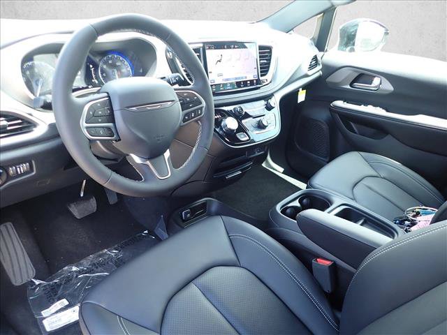 New 2027 Chrysler Pacifica Select w/ Family Tech Group AWD/4WD image 12