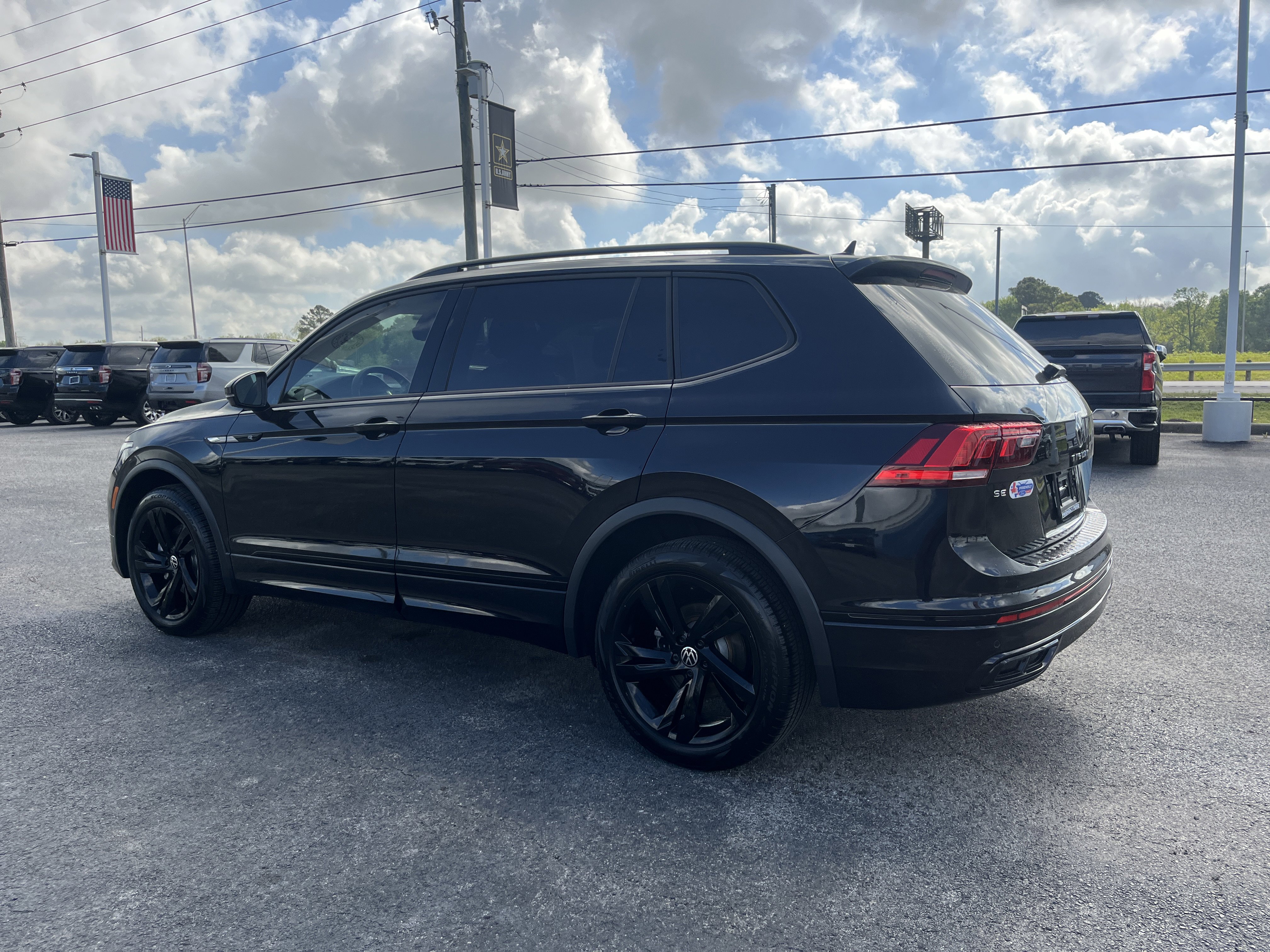 Used 2024 Volkswagen Tiguan SE R-Line image 6