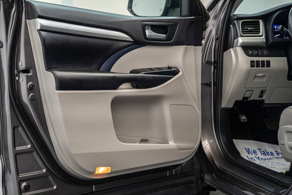Used 2019 Toyota Highlander XLE AWD/4WD image 39