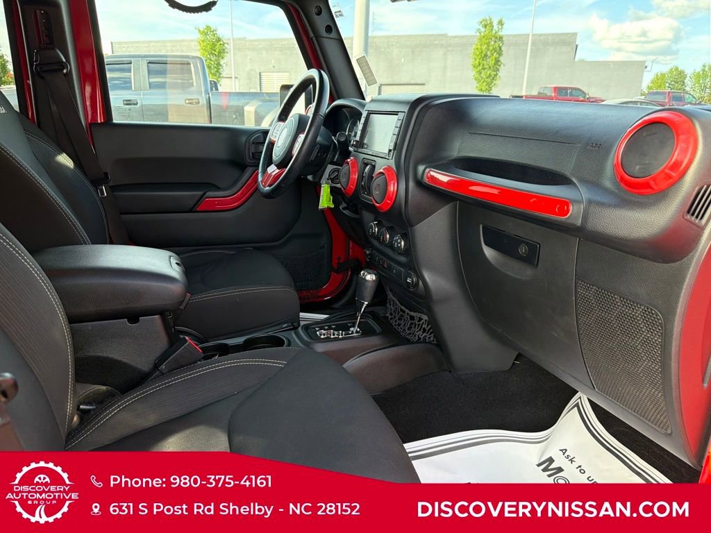 Used 2017 Jeep Wrangler Unlimited Sahara w/ Connectivity Group image 33