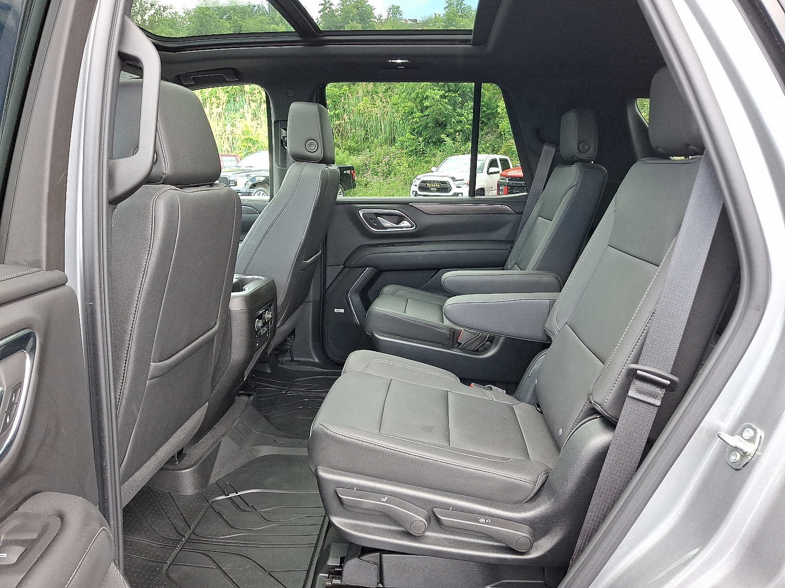 Used 2023 Chevrolet Tahoe Z71 w/ Z71 Off-Road Package AWD/4WD image 11