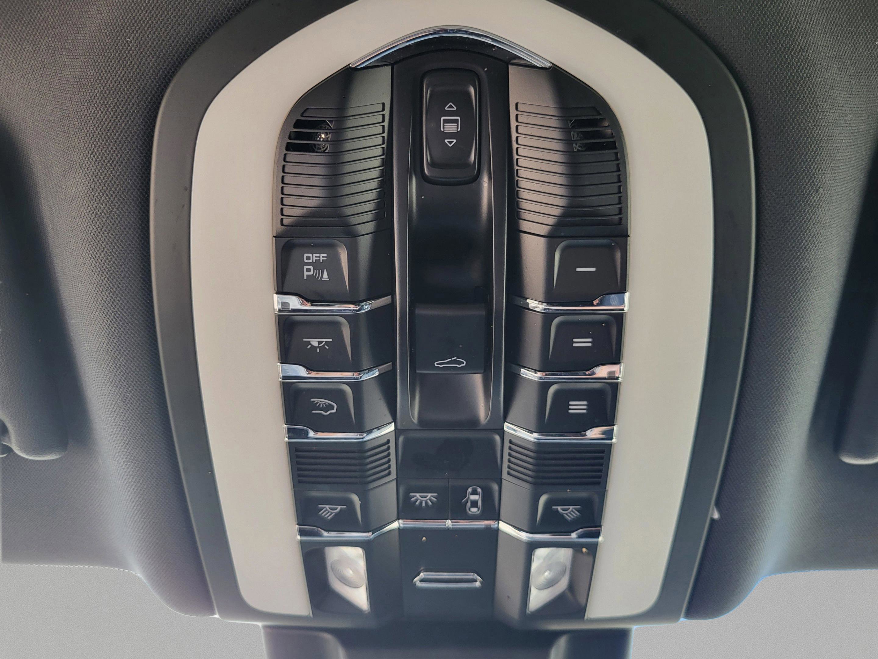 Used 2023 Porsche Macan AWD/4WD image 39