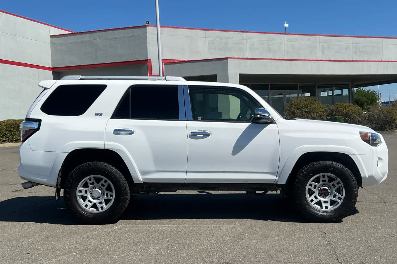 Used 2022 Toyota 4Runner SR5 Premium w/ Moonroof Package AWD/4WD image 6