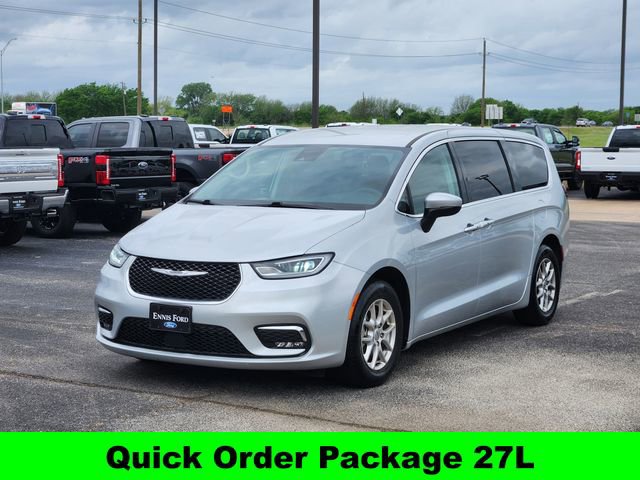 Used 2023 Chrysler Pacifica Touring-L FWD image 3