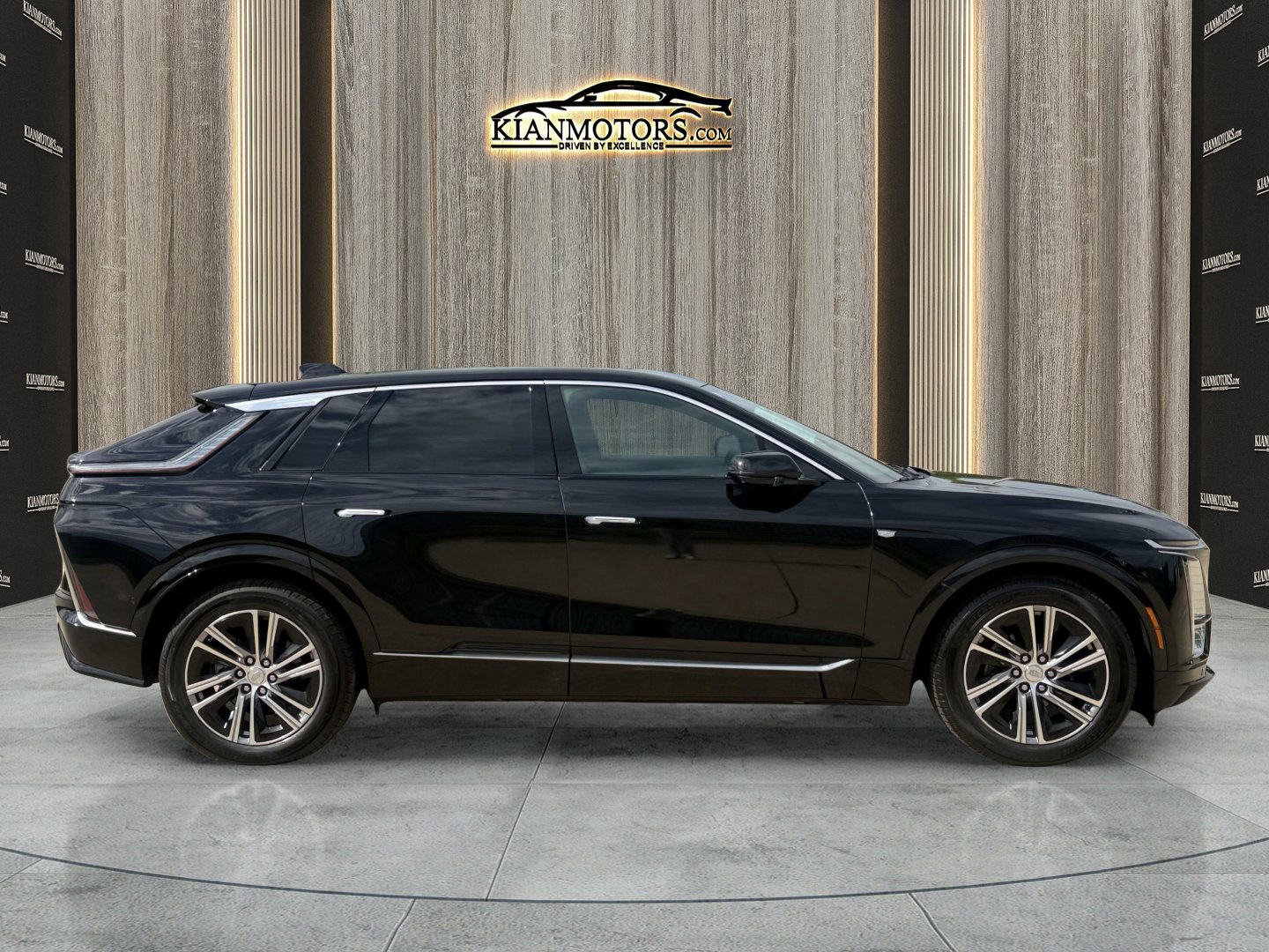 Used 2025 Cadillac Lyriq Luxury AWD/4WD image 9