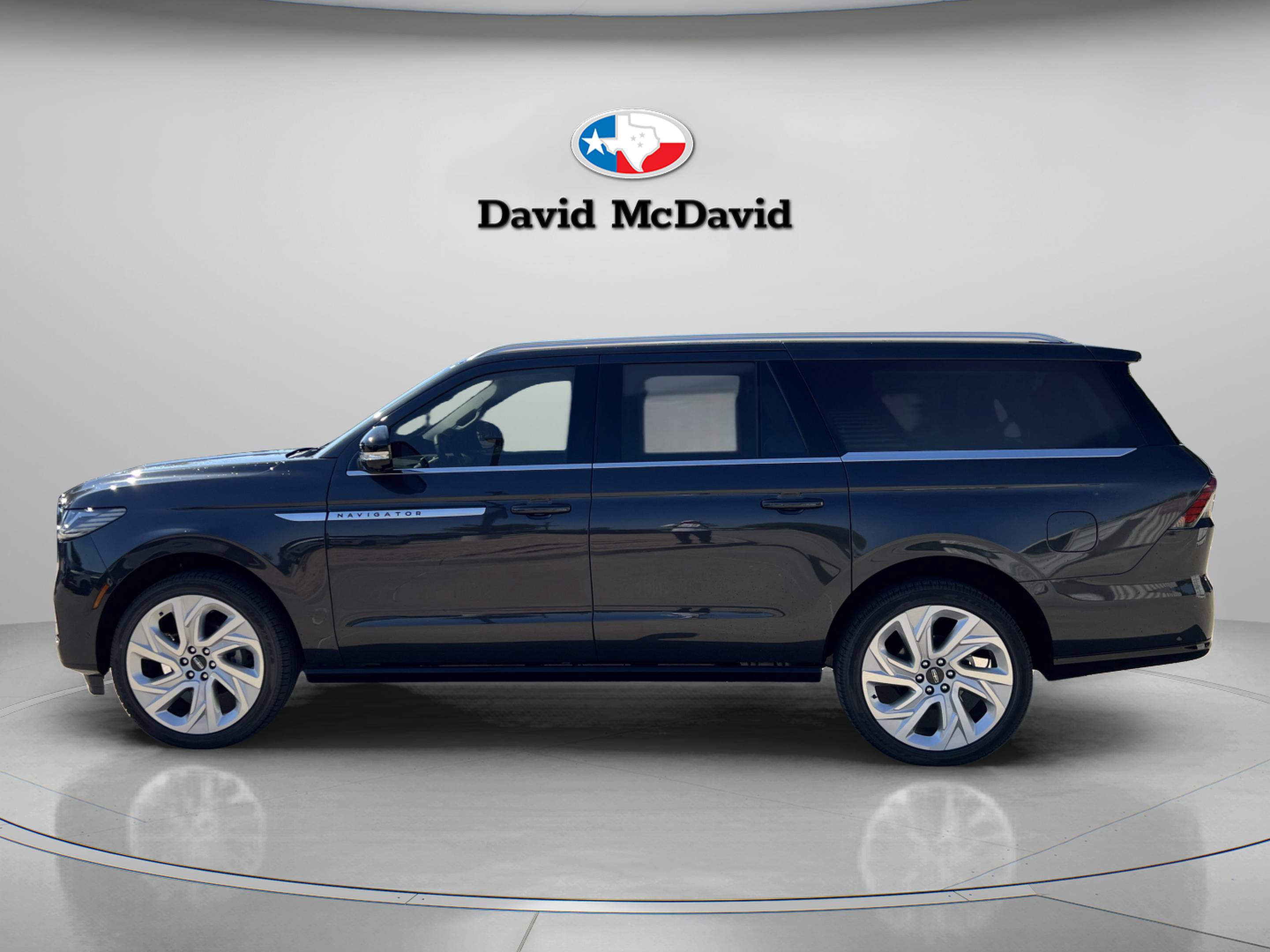 New 2025 Lincoln Navigator L Reserve AWD/4WD image 4