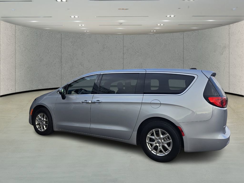 Used 2023 Chrysler Voyager LX image 7
