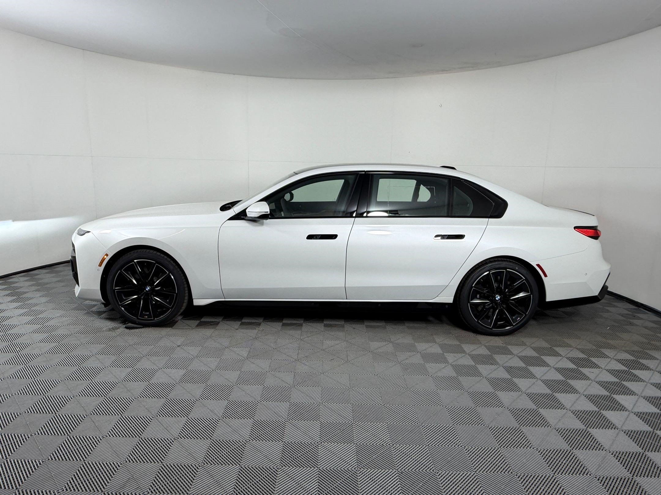 New 2026 BMW 760i xDrive w/ Executive Package AWD/4WD image 2