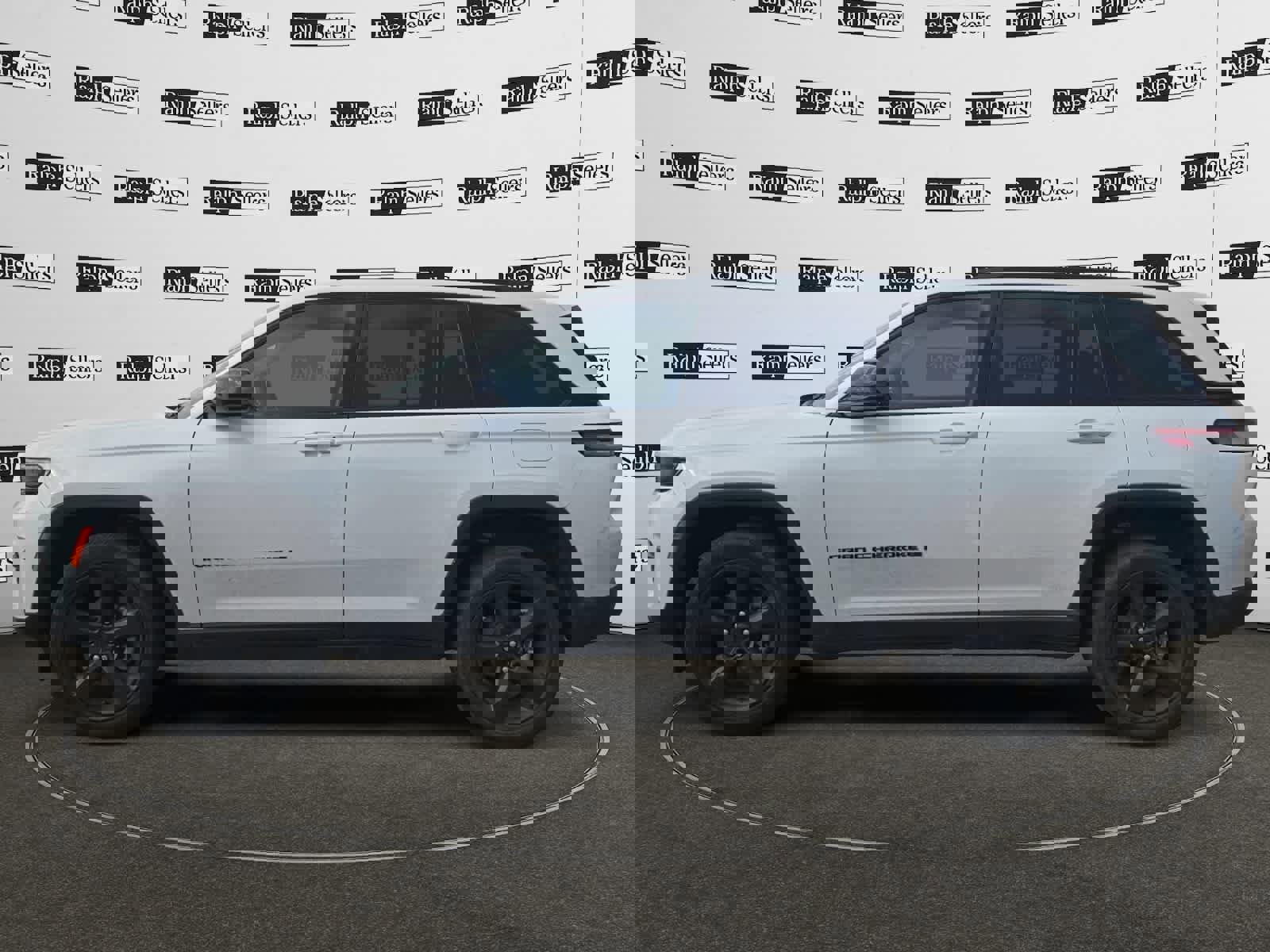 Used 2023 Jeep Grand Cherokee Altitude image 3