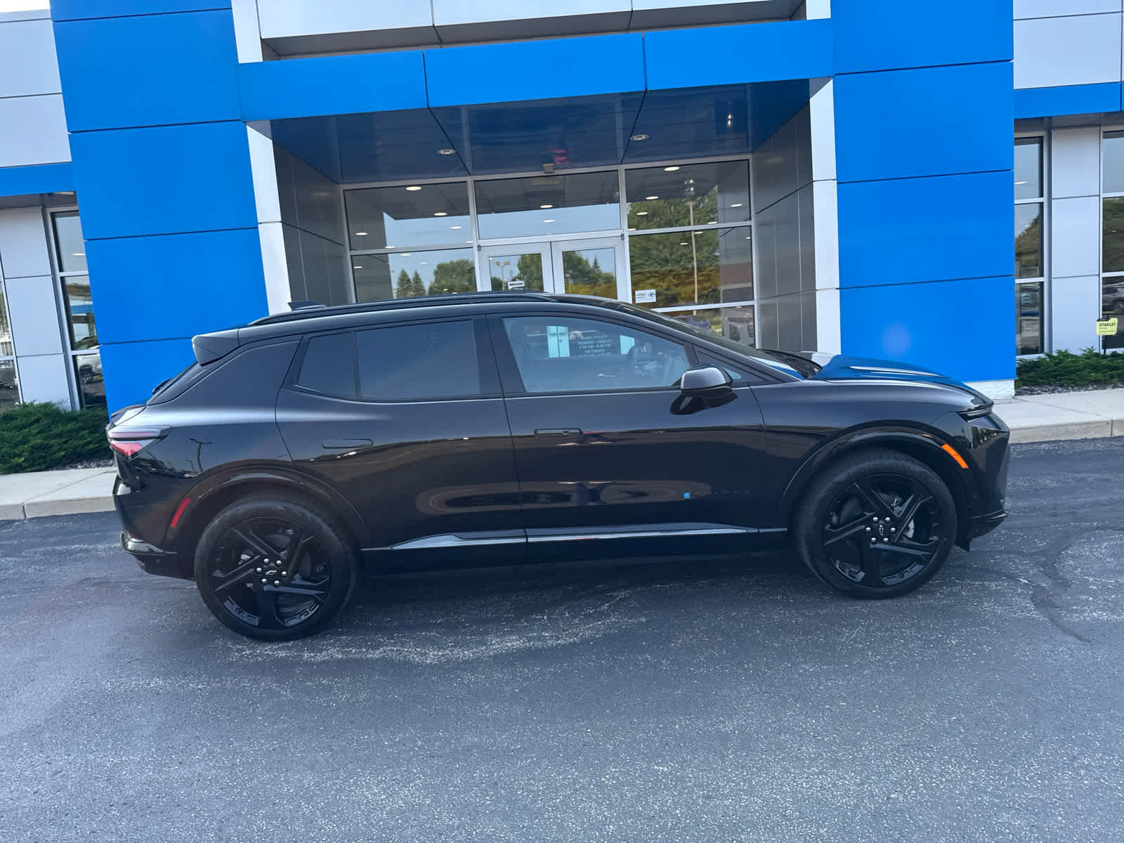 Certified 2024 Chevrolet Equinox EV RS image 3