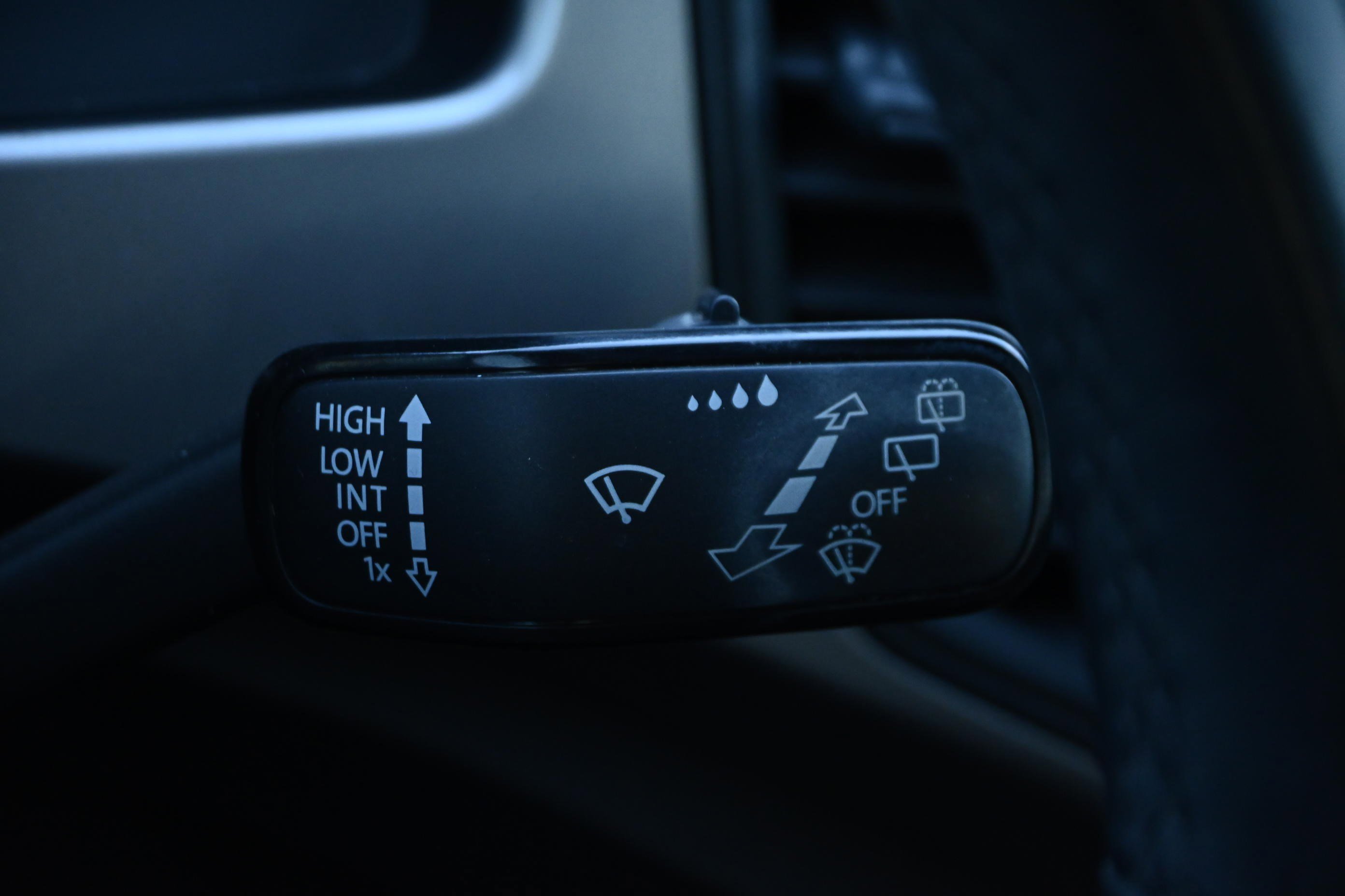 Used 2020 Volkswagen Atlas Cross Sport SE w/ Panoramic Sunroof Package image 36