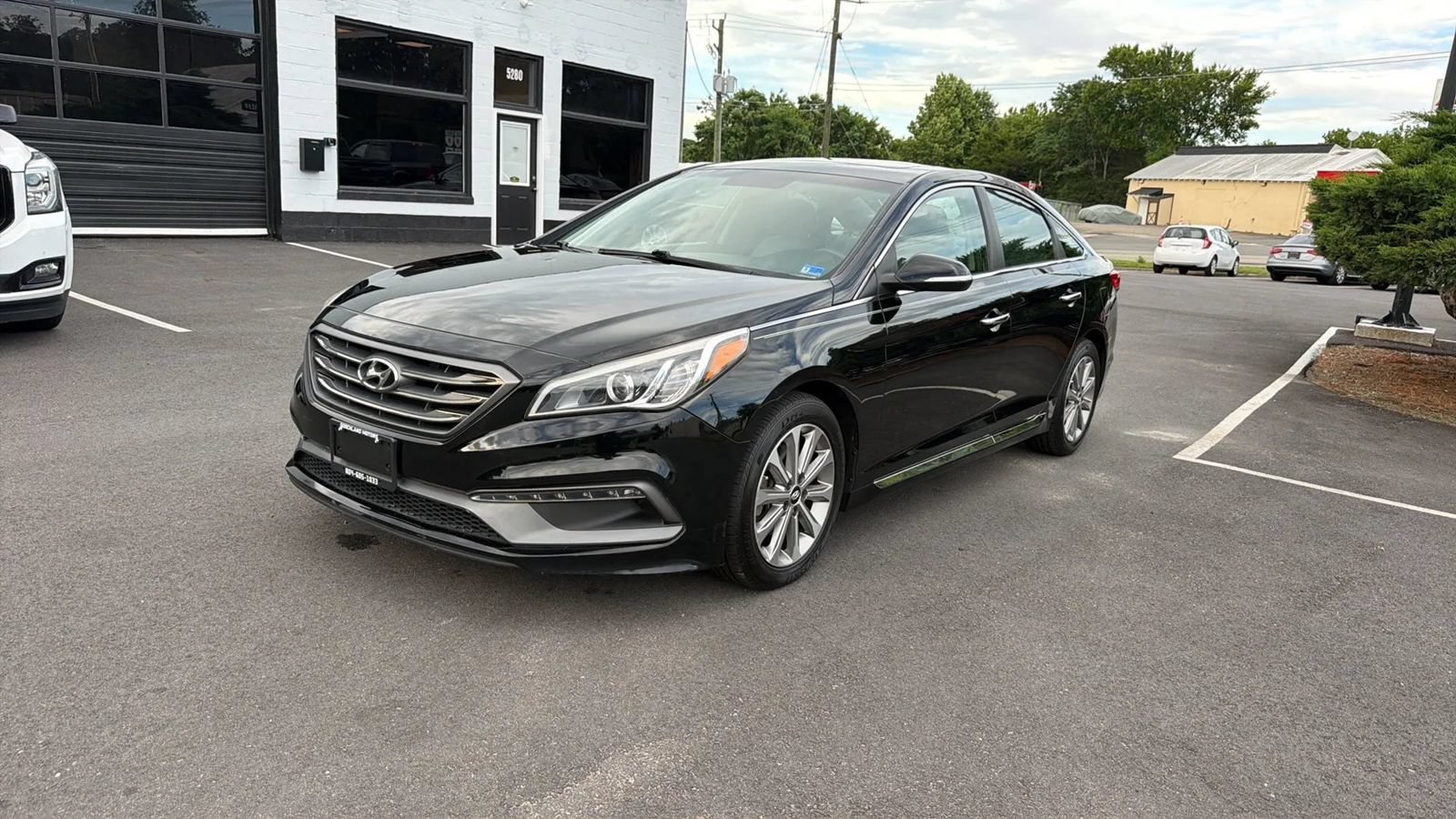 Used 2017 Hyundai Sonata Limited w/ Tech Package 03 FWD image 3