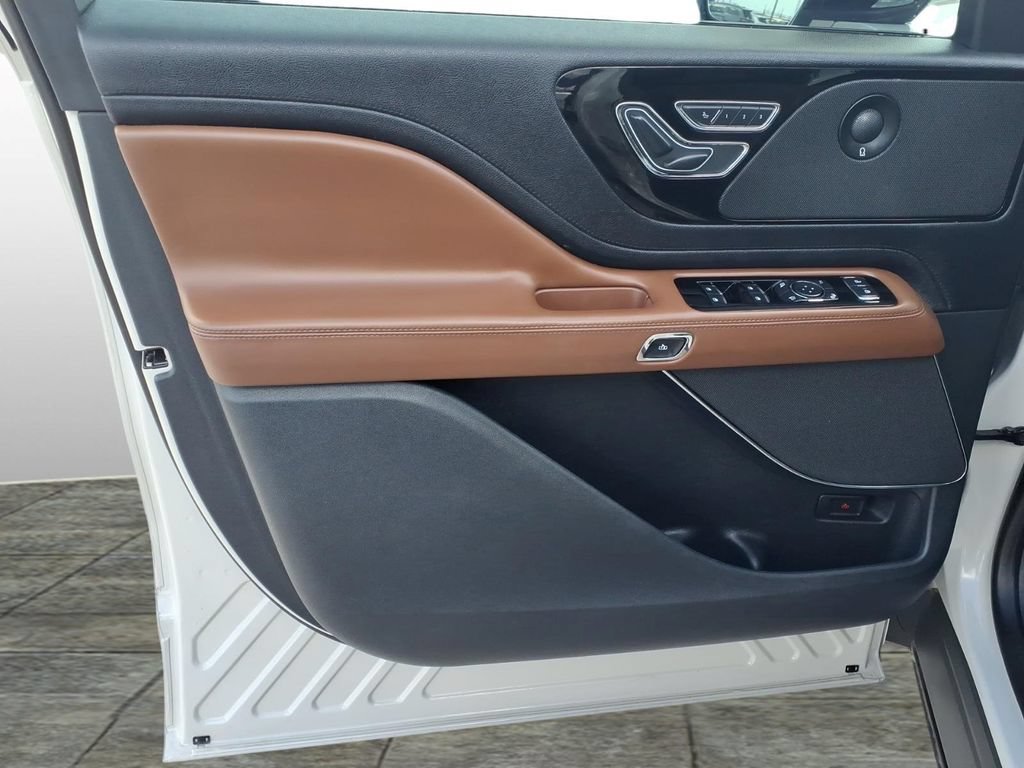 Used 2021 Lincoln Aviator Grand Touring w/ Elements Package Plus AWD/4WD image 11