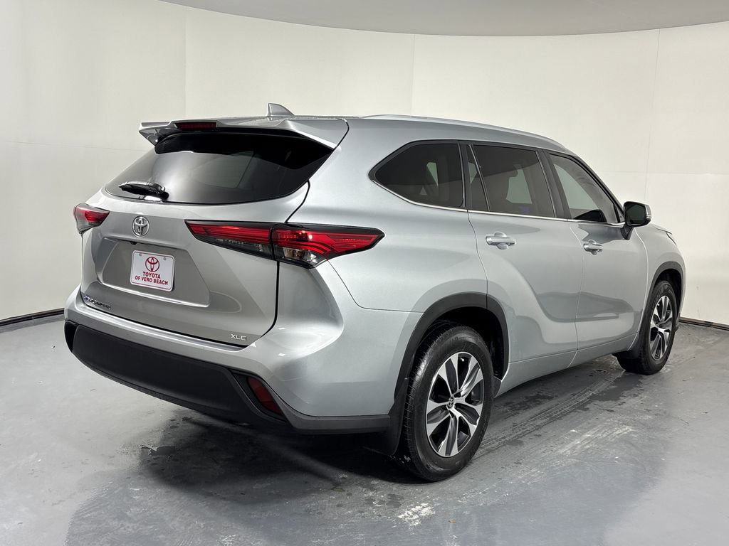 Used 2023 Toyota Highlander XLE image 7