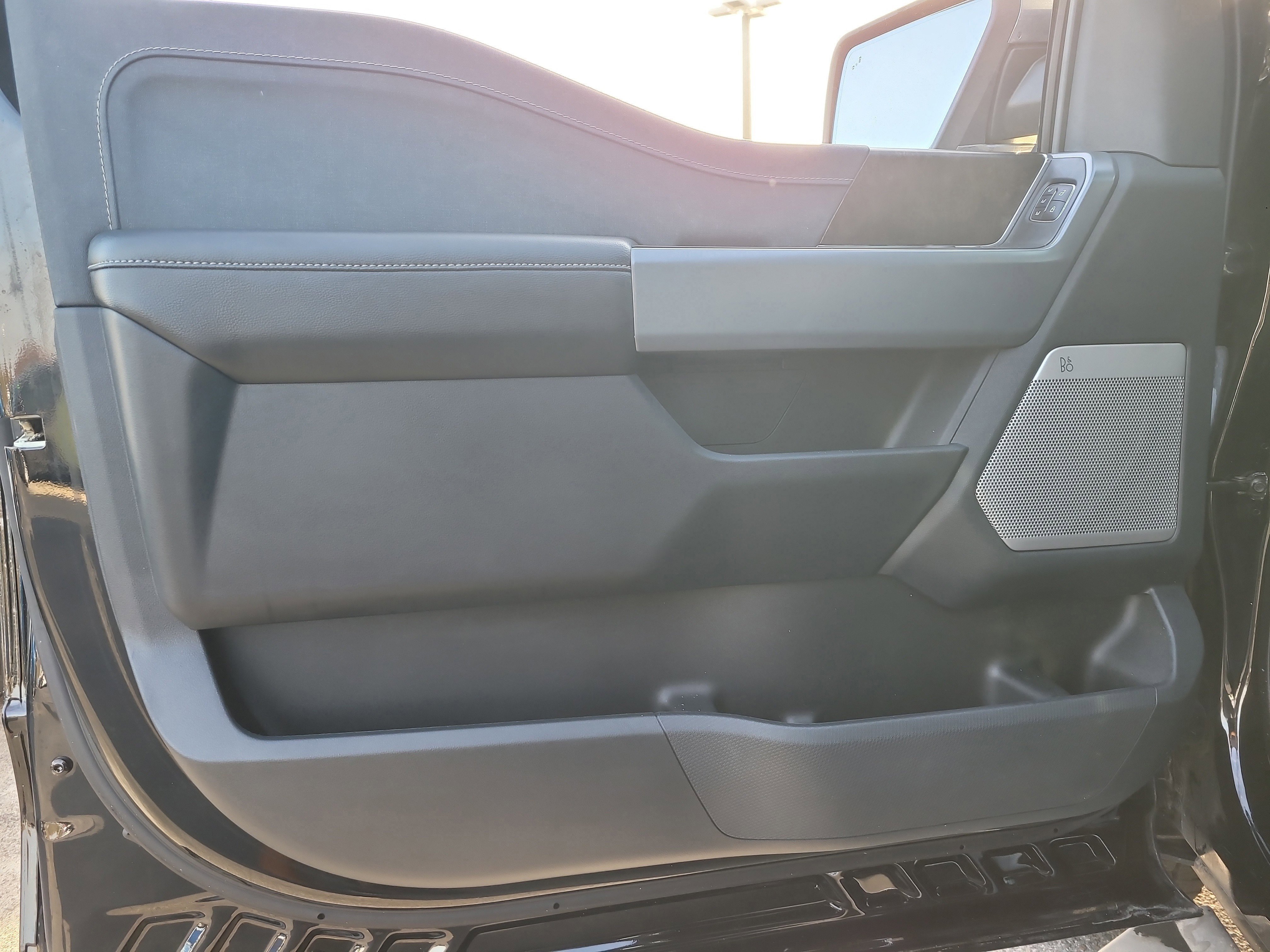 Used 2023 Ford F150 Lariat w/ Trailer Tow Package image 16