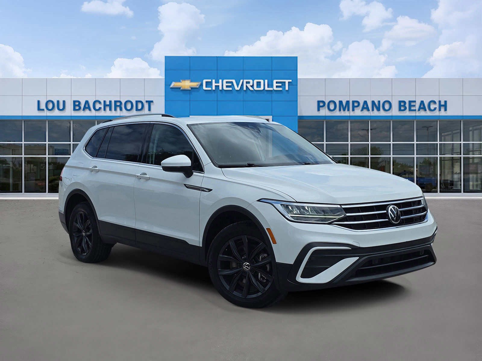 Used 2024 Volkswagen Tiguan SE FWD image 1