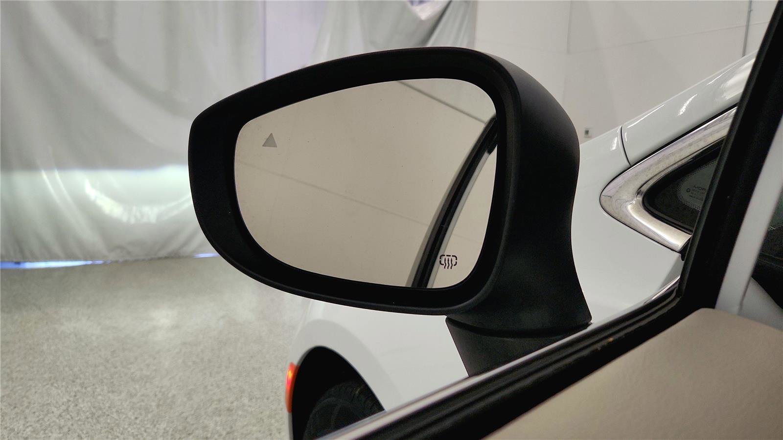 Used 2023 Chrysler Pacifica Touring-L FWD image 28