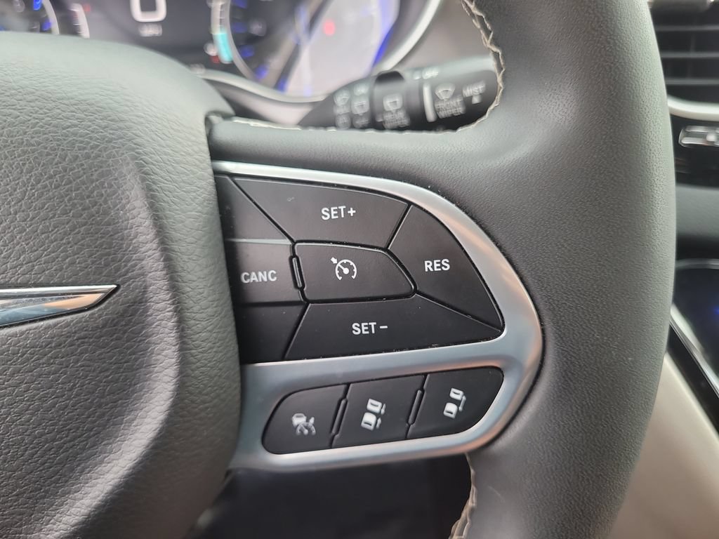 Certified 2023 Chrysler Pacifica Touring-L FWD image 33