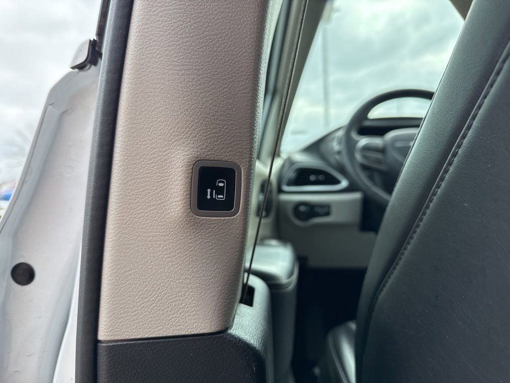 Used 2023 Chrysler Pacifica Touring-L image 23