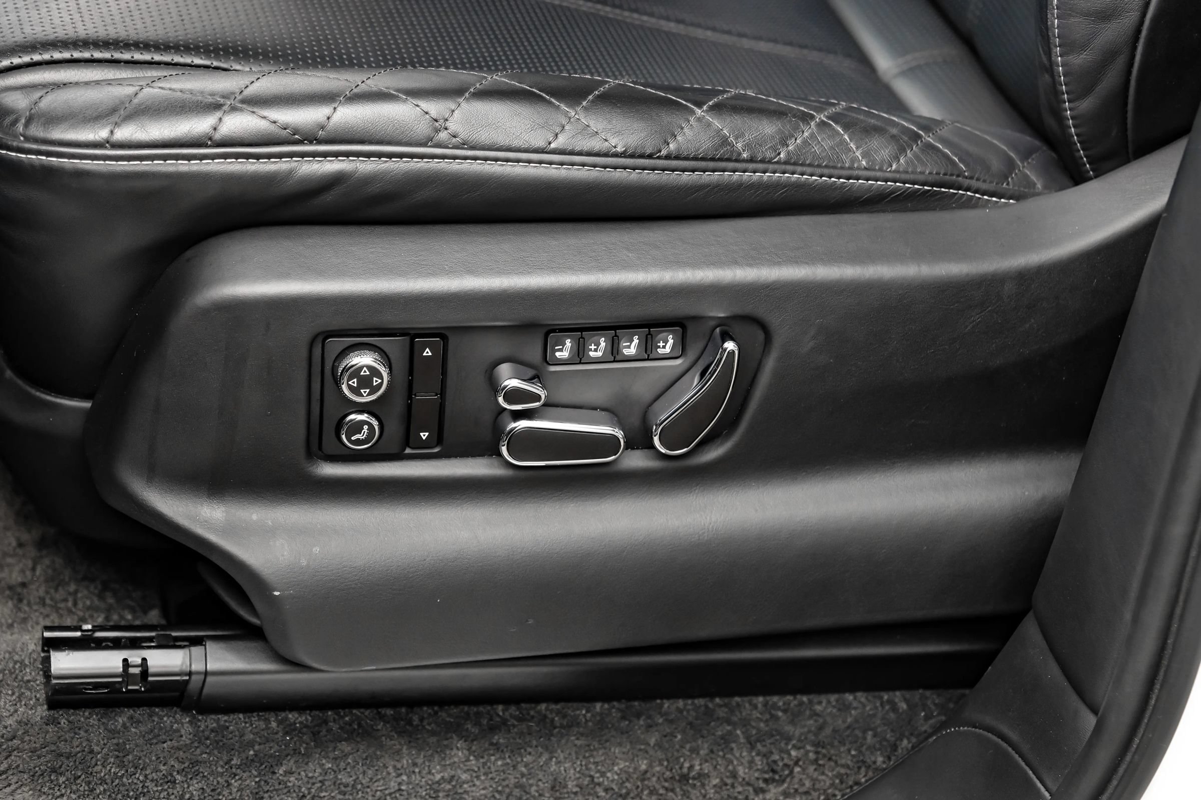 Used 2019 Bentley Bentayga AWD/4WD image 38