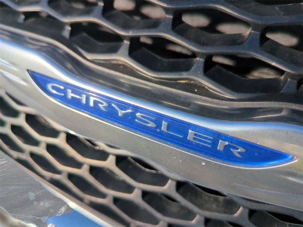 Used 2020 Chrysler Pacifica Touring-L image 24