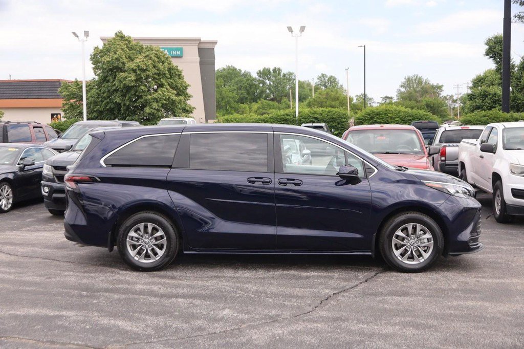 Used 2025 Toyota Sienna LE AWD/4WD image 5